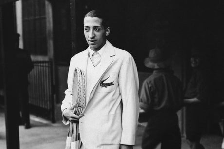 Rene Lacoste in weißer Jacke mit Lacoste Logo
