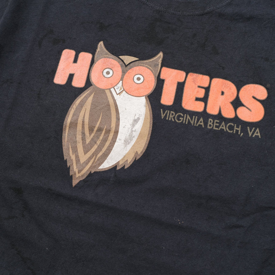 Vintage Hooters T-Shirt Medium